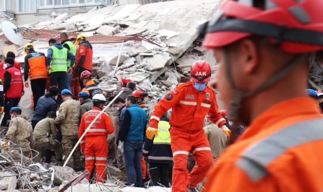Enkaz altında kalanları arama kurtarma çalışmaları sürüyor