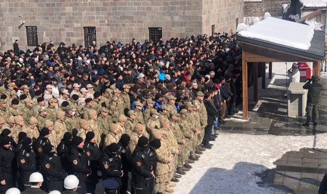 Enkaz altında kalarak hayatını kaybeden uzman çavuş toprağa verildi