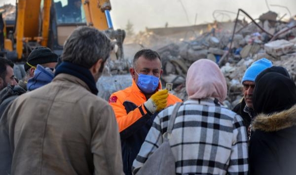 Enkaz başında umutlu bekleyiş: Vesikalık fotoğrafla teşhis...