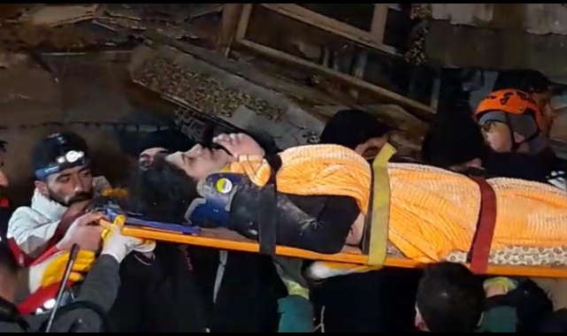 Enkazda ağlayan bebek annesi ve 2 kişinin hayatını kurtardı