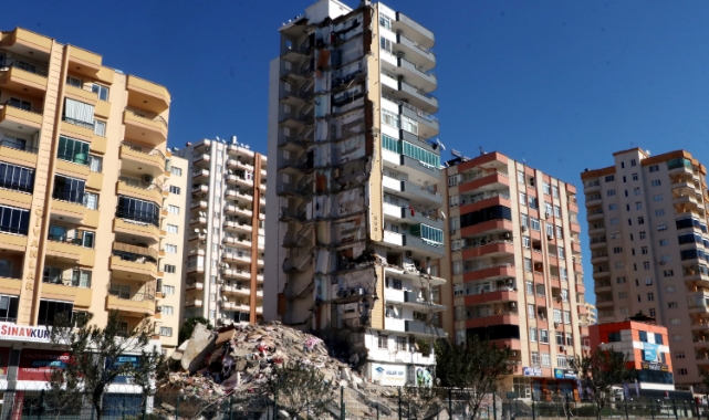 Enkazdaki baba ve oğuldan acı haber