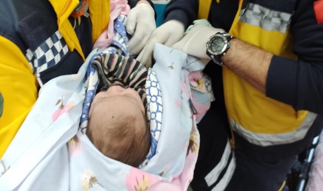 Enkazdan çıkarılan 6 aylık bebek tedavi altına alındı
