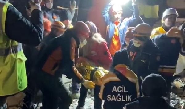 Enkazdan hayatını kaybeden kızının akıllı saati kurtardı