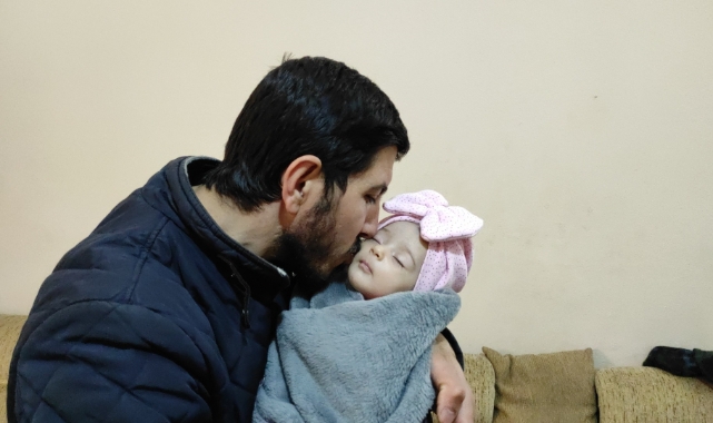 Enkazdan kurtarılan bebek amcasına teslim edildi