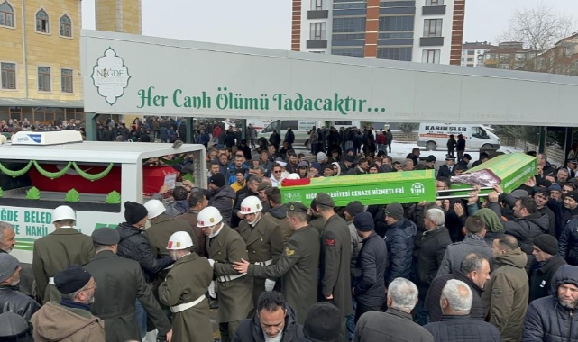 Enkazından çıkarılan Uzman Çavuş Yaman, eşi ve iki çocuğu toprağa verildi