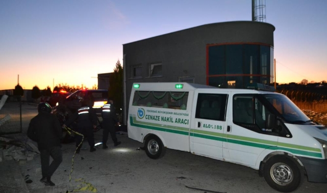 Fabrika bahçesine yuvarlan araçta hayatını kaybetti