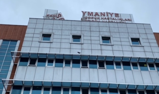 Fırtına hastanenin tabelasını parçaladı