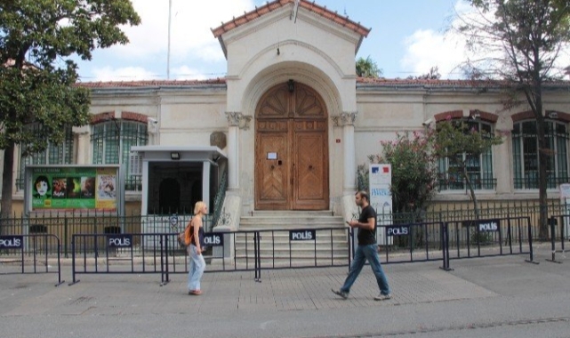 Fransa İstanbul'daki konsolosluğunu kapattı