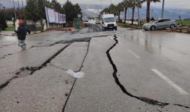 Gaziantep'te yollarda yarıklar meydana geldi!