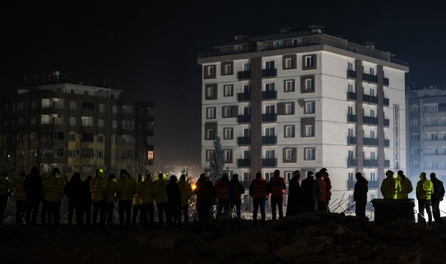 Gece boyunca enkaz altındaki yakınlarından haber beklediler