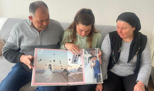 Geriye kalan tek şey, enkazda buldukları resim albümü oldu