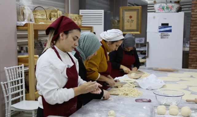 Gürsulu kadınlar çölyak hastası depremzedeler için erişte üretiyor