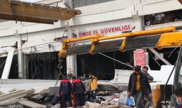 Hasar gören fabrika yerle bir oldu: Ölü ve yaralılar var