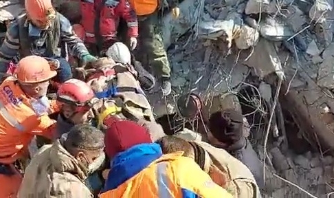 Hatay’da Duygu öğretmen 105'inci saatte kurtarıldı