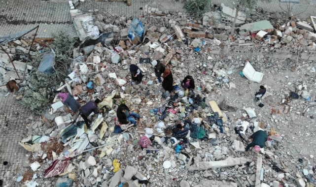 İç savaşta bombardıman sonucu evleri yıkılan aile, depreme de yakalandı