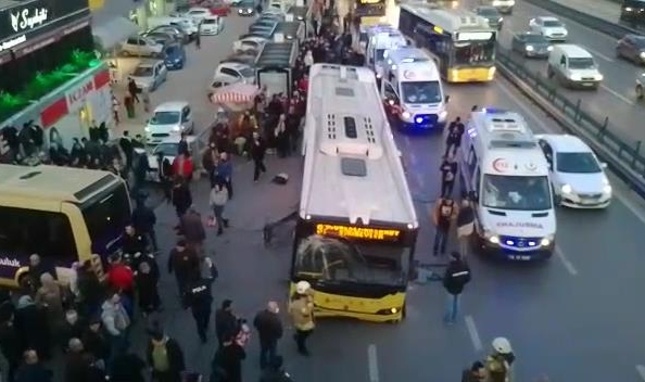 İETT otobüsü durağa girdi!