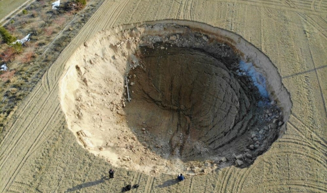 İki fay arasında 37 metre çapında obruk oluştu