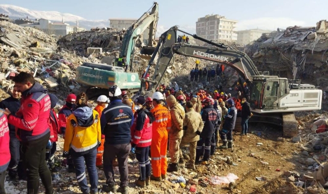 İNDAK ekibi bir mucizeye imza attı: 222'nci saatte enkazdan sağ çıkarıldı
