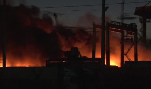 İskenderun Limanı'ndaki yangına müdahale ediliyor