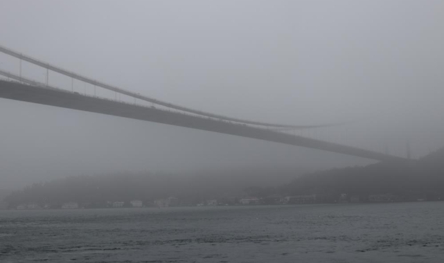 İstanbul Boğazı bulutların arasında kayboldu