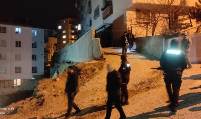 İstinat duvarı çöktü: 2 apartman tahliye edildi