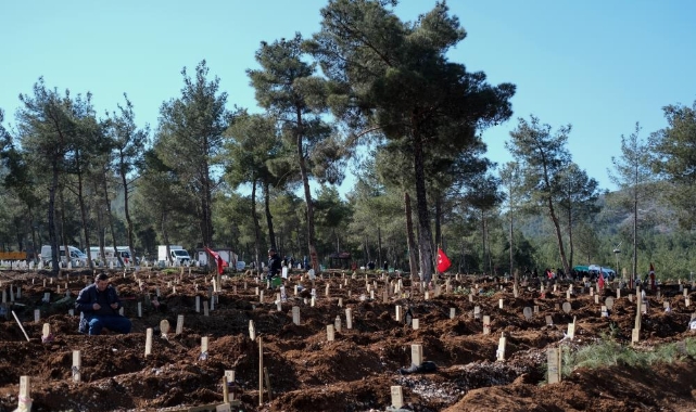 Kahramanmaraş, kayıplarını toprağa gömüyor