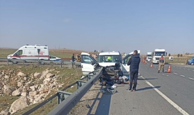 Kamyonet bariyerlere ok gibi saplandı
