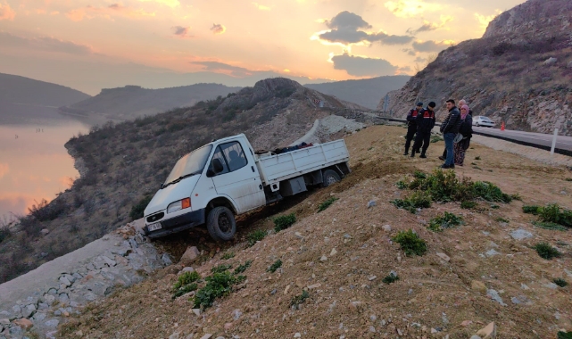 Kamyonet uçurumdan kıl payı kurtuldu