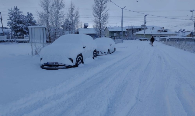 Kar yağışı nedeniyle hayat durdu: 72 yerleşim yerinin yolu kapandı