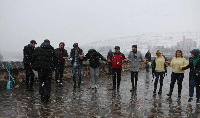 Kar yağmasını halay çekerek kutladılar
