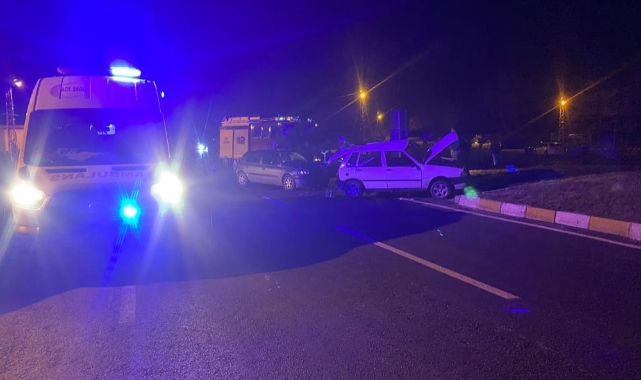 Kavşakta çarpışan iki otomobilde 2'si ağır 3 kişi yaralandı