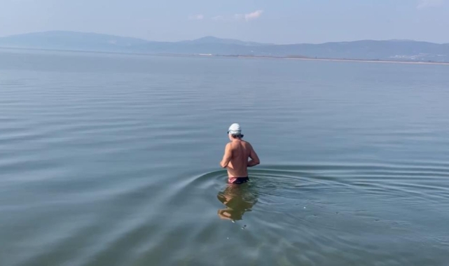 Kış soğuğunda İznik Gölü’ne girdi