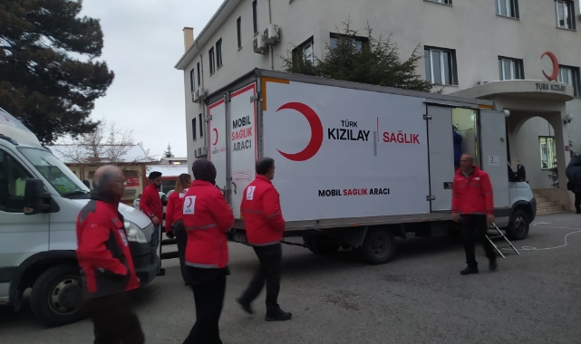 Kızılay deprem bölgesine sağlık araçları gönderiyor