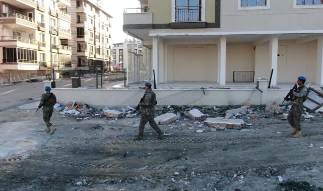 Komandolar deprem bölgesinde, kuş uçurtmuyor