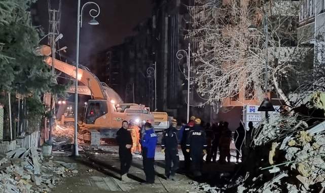 Malatya'da binanın enkazındaki çalışmalara ara verildi