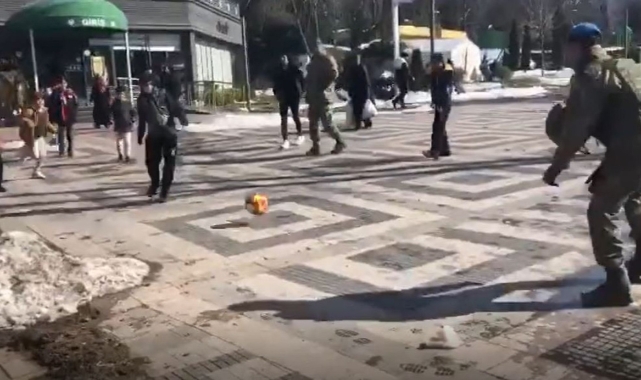 Mehmetçik çocuklarla futbol oynadı