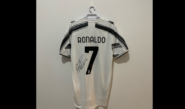 Merih Demiral Ronaldo'nun imzalı formayı açık artırmaya çıkardı