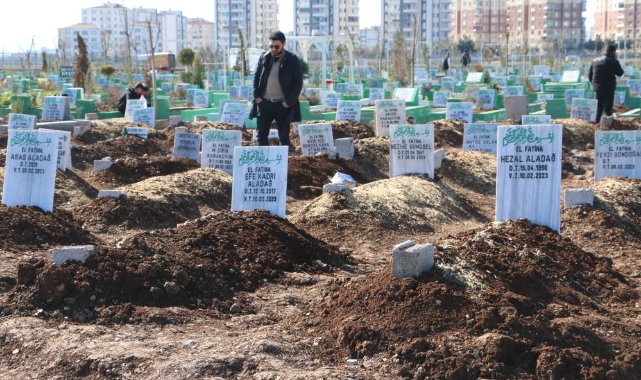 Mezar yerleri açıldı: Aynı aileler ve komşuları yan yana defin edildi