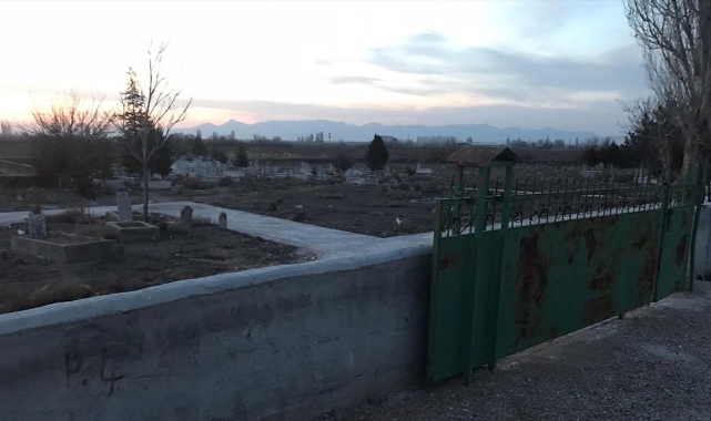 Mezarlıkta yarı gömülü ceset şoku!