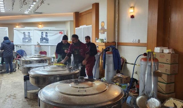 Mobil fırın ve mutfak ile depremzedelere sıcak yemek