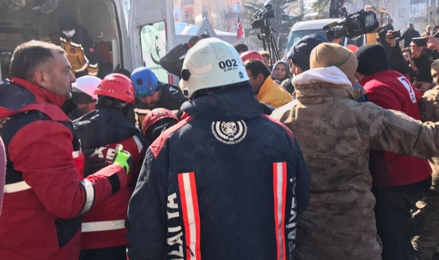 Mucize gerçekleşti: 80. saatte enkaz altından çıkarıldı