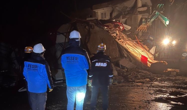 Öğrencisi ve öğretmeni enkaz altından birlikte sağ olarak çıkarıldı