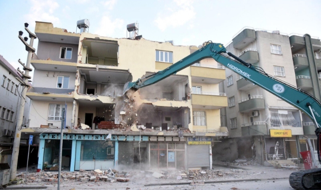 Osmaniye'de ağır hasarlı binaların yıkımına devam ediliyor