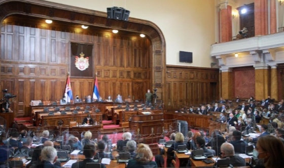 Parlamentoda Cumhurbaşkanı Vucic’in üzerine yürüdüler