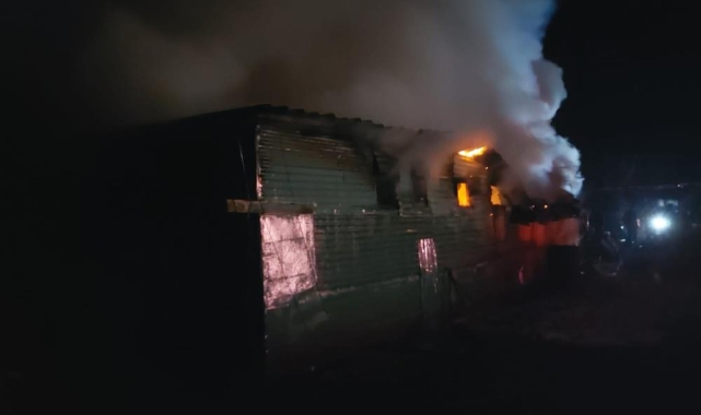 Prefabrik ev alev alev yandı