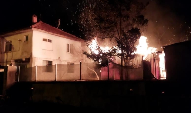 Prefabrik ev alev topuna döndü, ekipler seferber oldu