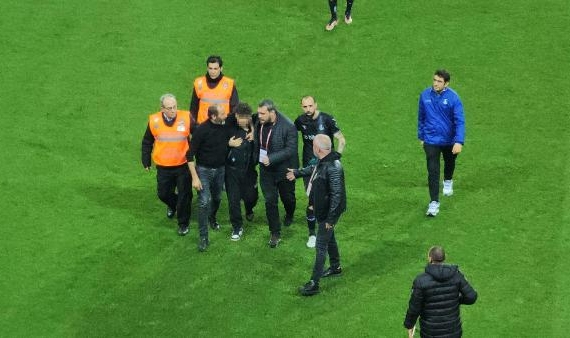 Sakaryaspor maçında sahaya atlayan taraftar özür diledi