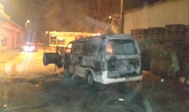 Seyir halindeki minibüs alev topuna döndü