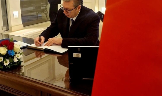 Sırbistan Cumhurbaşkanı Vucic, depremzedeler için taziye defterini imzaladı