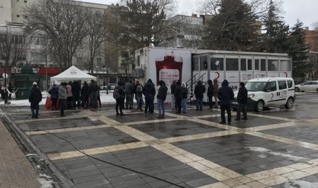Soğuk havaya rağmen kan bağışı kuyruğu sürüyor